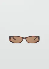 Gafas de sol con diseño rectangular y montura de pasta con efecto carey. Cuentan con protección UV total con filtro categoría 3 y están fabricadas con policarbonato reciclado.