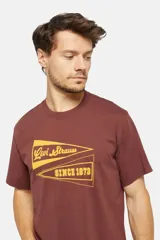 Remera marrón de corte clásico con cuello redondo y estampado amarillo en el frente con el logo de Levi's y la leyenda 'Since 1873'.