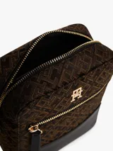 Cartera bandolera Tommy Hilfiger, color marrón con monograma de la marca en jacquard y base de cuero sintético negro. Tiene correa ajustable, compartimento principal con cierre y bolsillo externo con cierre.