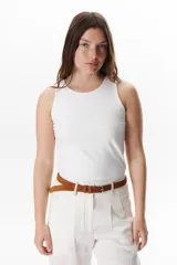 Musculosa marrón con cuello redondo y sisas anchas.