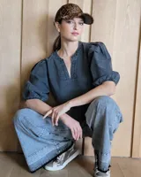 Pantalón de jean celeste de corte ancho con ruedo desflecado.