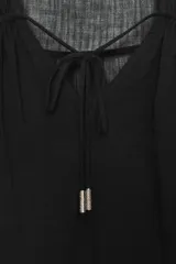 Blusa negra semitransparente con escote en pico, cordón ajustable y mangas largas con elástico en los puños.