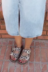 Sandalias con estampado animal print, con dos hebillas doradas ajustables.