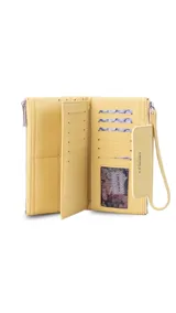 Billetera larga color camel, con textura símil cuero, cierre de broche en solapa frontal y correa de mano desmontable.