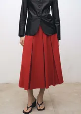 Falda midi roja con tablas y forro interior. Confeccionada en tejido mezcla de lana.