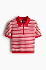 Remera polo de punto fino suave, a rayas horizontales rojas y blancas. Modelo entallado de manga corta con cuello y tapeta de botones.