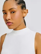 Musculosa naranja de tela acanalada con cuello alto y corte ajustado.