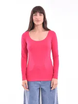 Remera de manga larga color ladrillo, con escote en V.