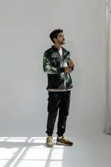 Camisa de franela escocesa con cuello, cierre frontal con botones, dos bolsillos con solapa abotonada en el pecho y corte recto.