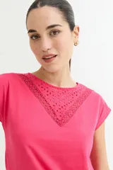 Remera blanca de algodón con cuello redondo y detalle de broderie en el escote.