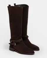 Bota de caña alta de cuero gamuzado color marrón, con detalle de hebilla en el tobillo.