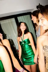 Vestido corto de fiesta color verde esmeralda brillante, con escote strapless, argolla metálica en el busto, breteles finos y cut-outs en el delantero.