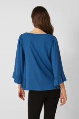 Blusa de viscosa estampada en tonos celeste y blanco, con cuello redondo y mangas 3/4 con volados.