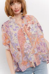 Blusa estampada con cuello mao, abertura frontal y mangas 3/4.