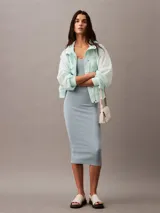 Vestido midi de algodón celeste, ajustado al cuerpo y sin mangas.