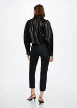 Jeans mom fit color negro, de tiro alto, corte recto y largo al tobillo.