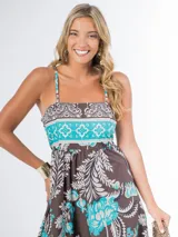 Vestido largo azul marino con estampado floral en tonos amarillo y blanco, de algodón italiano, con escote cuadrado, corte imperio y tirantes finos.