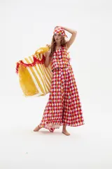 Top sin mangas de lino con estampado de mariposas, escote cuadrado y botones forrados en la espalda.