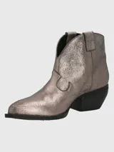 Botín de cuero metalizado color peltre, con puntera fina, caña baja y taco cuadrado.