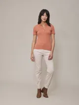 Pantalón bombacha de sarga color azul con pinzas en la cintura y bolsillos laterales.