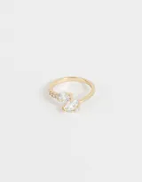 Anillo dorado con dos strass grandes y pequeños strass en el lateral.
