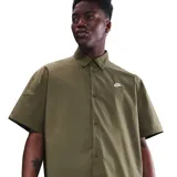 Remera Nike Club de hombre color verde con logo bordado en el pecho. Corte clásico y mangas cortas.