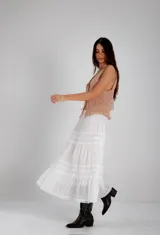 Falda larga de algodón blanco con volados y detalles de encaje.