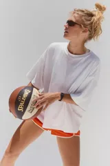 Camiseta blanca de manga corta con cuello redondo y calce relajado, confeccionada en tejido pesado de algodón.