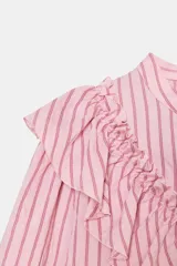 Camisa de manga larga color rosa claro con finas rayas verticales en tono rosado más oscuro. Presenta cuello mao y un gran volante fruncido que recorre el frente, desde los hombros hasta el centro. Los puños son elásticos.