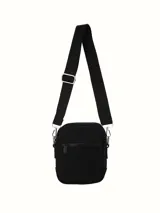 Bandolera negra de lona con correa ajustable y cierres metálicos.