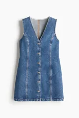 Vestido corto de denim azul, de corte evasé con escote en V y botonadura frontal.