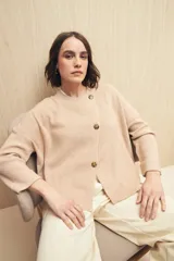 Sweater tejido color verde oliva con cruce irregular y botones a contraste.