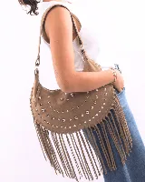Bolso de hombro tipo boho, color bordó, confeccionado en gamuza con tachas plateadas y flecos largos. Tiene correa doble para usar al hombro o cruzado, forro interior y bolsillo interno.