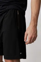 Short deportivo negro con cintura elástica y logo pequeño en la pierna.