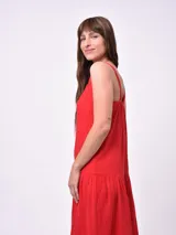Vestido largo rojo de tirantes con corte imperio y falda escalonada.
