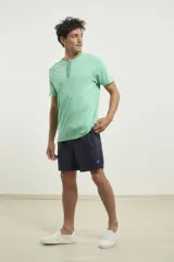 Remera verde con cuello redondo y tres botones.