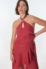 Top color ladrillo con cuello halter y abertura en el pecho.