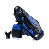 Championes de fútbol Umbro Touch SG, color negro con detalles en azul. Capellada de PU, forro de poliéster, suela de PU y plantilla de poliéster.