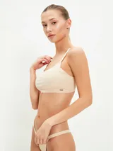 Top de bikini negro con breteles finos.