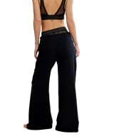 Pantalón casual negro de tiro alto y corte recto, con bolsillos definidos.