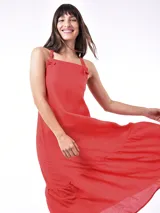Vestido largo color crudo, con breteles finos y volados en el ruedo.