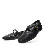 Zapato de cuero calado color marrón caramelo, con punta redondeada y tira sobre el empeine con hebilla dorada.