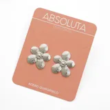 Par de caravanas plateadas con forma de flor, hechas de acero quirúrgico.