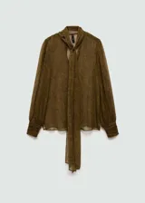 Blusa de poliéster color verde oliva con estampado paisley, escote en V con lazo, mangas largas abullonadas con puños abotonados y corte recto.