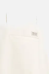 Pantalón chino azul marino, corte skinny fit, confeccionado en tejido de algodón con elasticidad. Cuenta con bolsillos frontales y traseros de vivo. Cierre frontal con cremallera y botón.