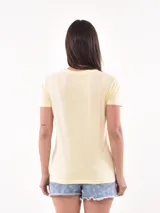 Remera blanca de algodón con estampado de cerezas rojas y texto "Mon Cheri".