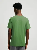 Remera negra de manga corta con corte ajustado.