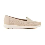 Mocasines color camel con capellada perforada y suela blanca.