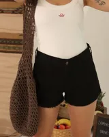 Short de jean negro con pinzas en el delantero y bordado del logo en el bolsillo trasero.