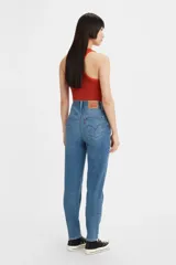 Pantalón de jean celeste claro, tiro alto, corte tapered y largo al tobillo.